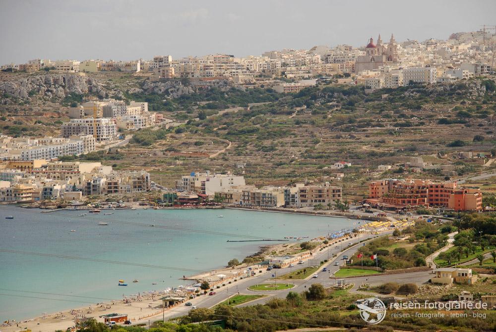Dicht besiedelt - trockenes Land - mit kleinen Badebuchten - Malta