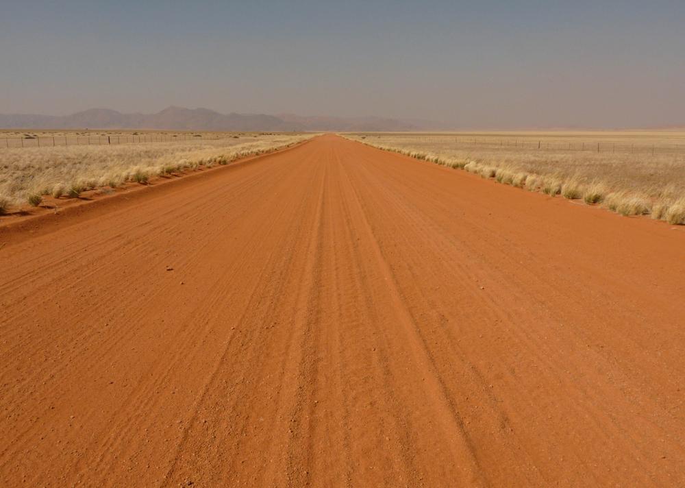 „Straße“: Schön anzusehen, aber anstrengend zu fahren: die Straßen in Namibia. 