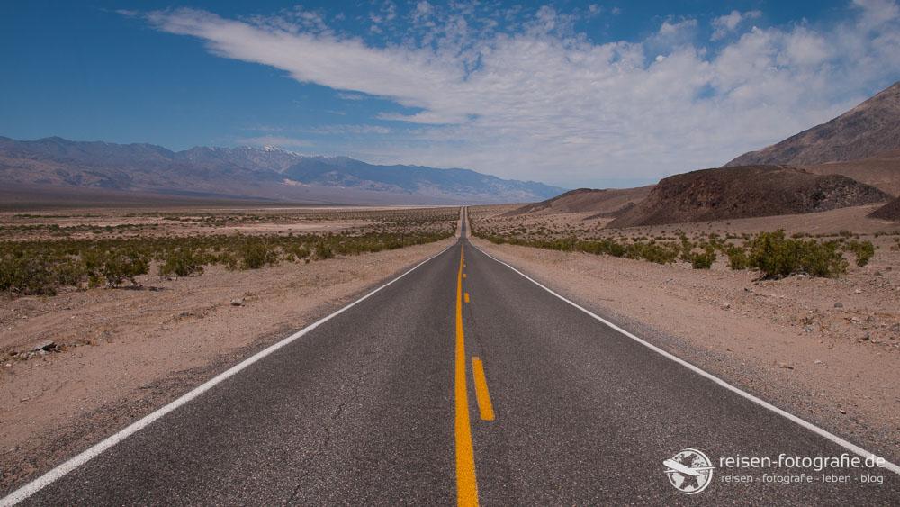 Straße ins Death Valley