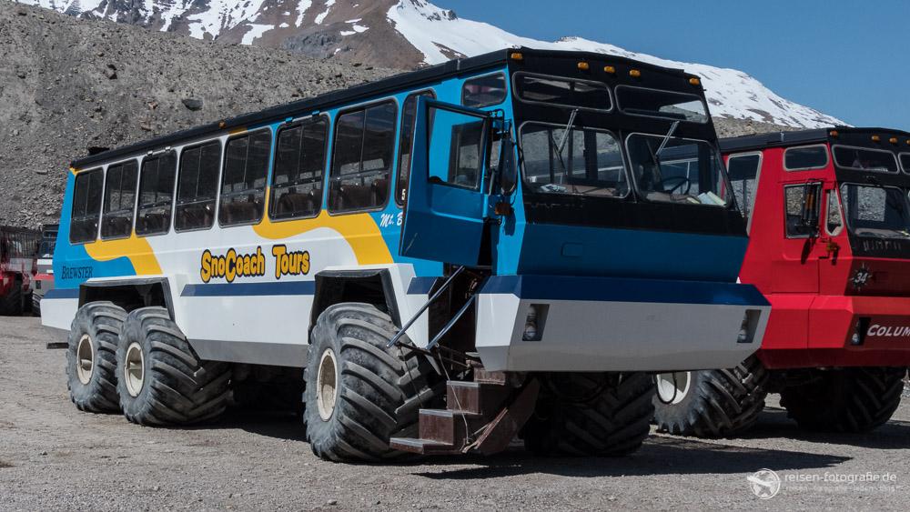 Mit diesem Bus, mit Monsterreifen geht es auf den Gletscher