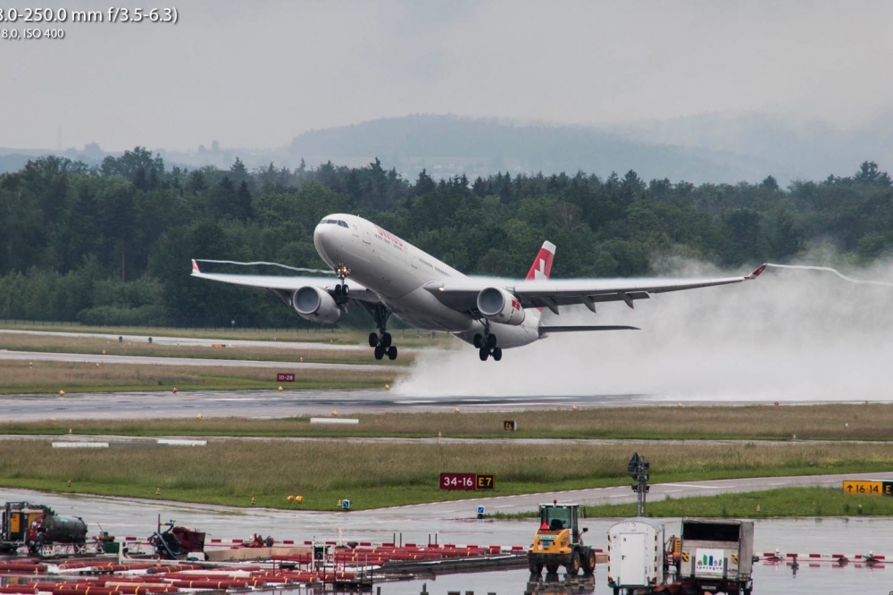 Start eines Swiss A330 in Zürich