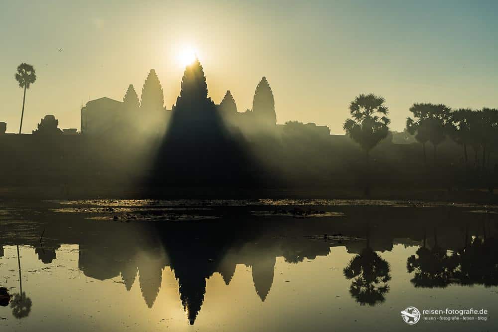 Die Sonne hinter dem Angkor Wat
