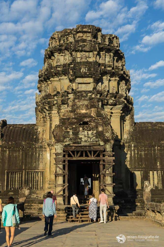 Tor in der äußeren Mauer von Angkor Wat