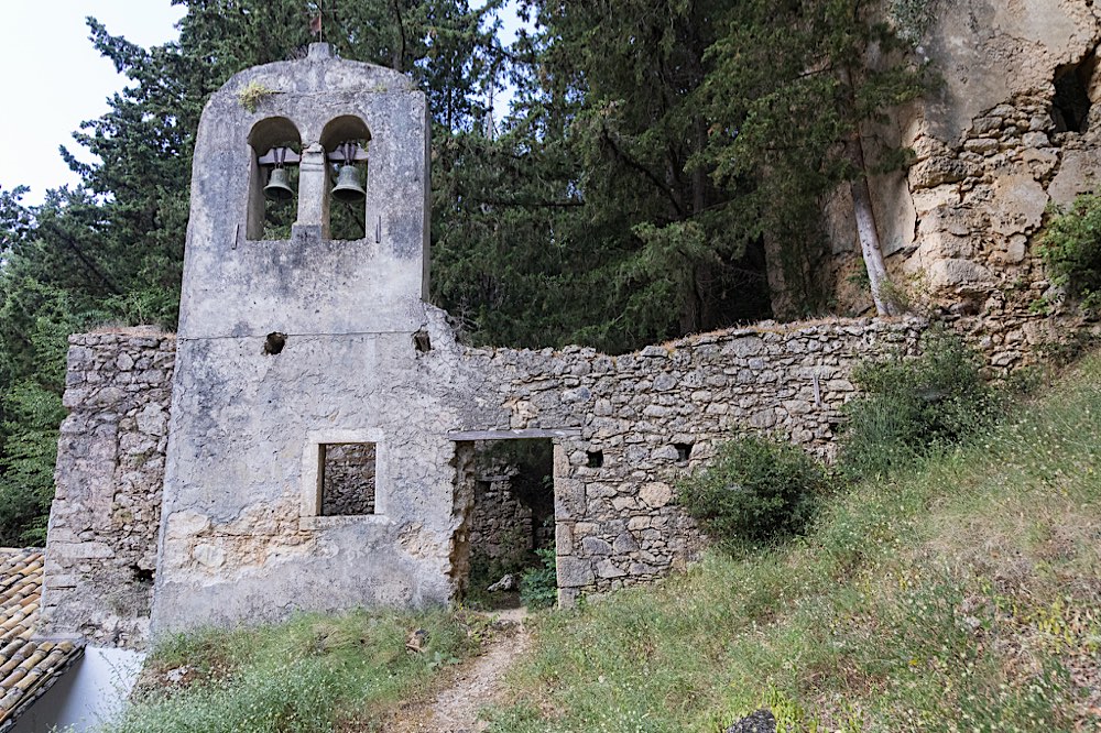 Friedhof oberhalb der Ruine
