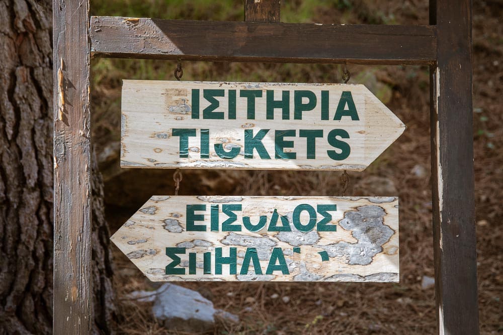 Rechts Tickets - Links Eingang zur Höhle
